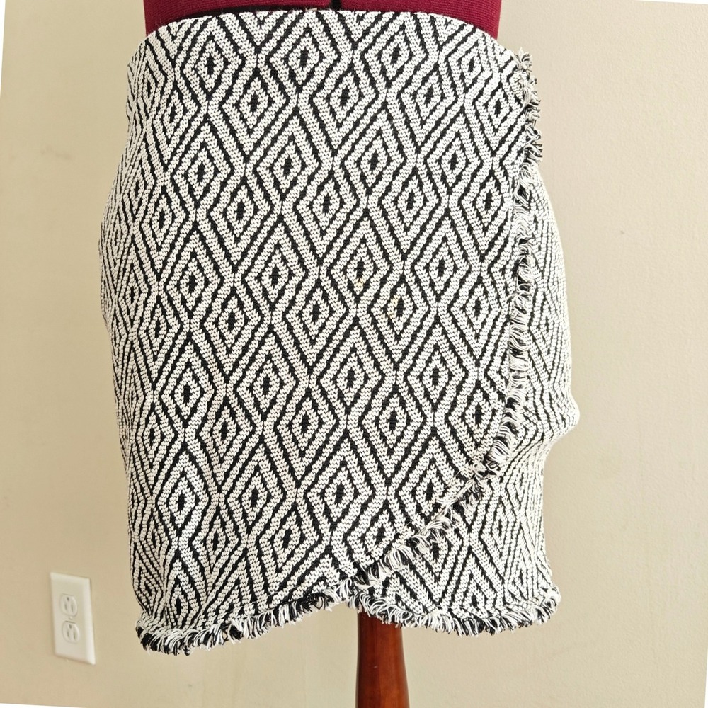 Amisu Black White‎ Faux Wrap Mini Skirt Knit Geometric Diamond Jacquard Fringe 4